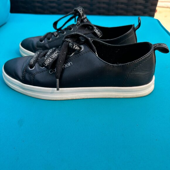 Women's Black Calvin Klein sneaker, size 7 - Picture 2 of 2